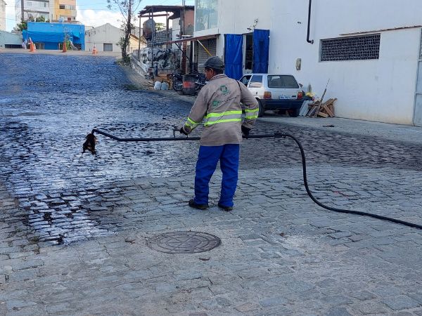 Mais três ruas de Caicó estão sendo asfaltadas; Prefeito acompanhou início das obras