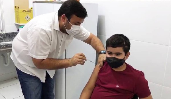 Dr. Tadeu aplica vacinas em duas crianças e abre imunização infantil contra a Covid-19 em Caicó