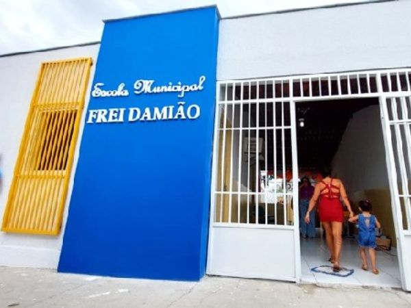 Prefeitura de Caicó entregou escola do Frei Damião, reformada, com salas climatizadas e laboratório de informática