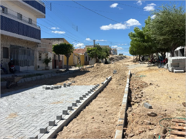 Prefeitura de Caicó inicia pavimentação da Rua Professor Viana após 60 anos de espera no bairro Par [...]